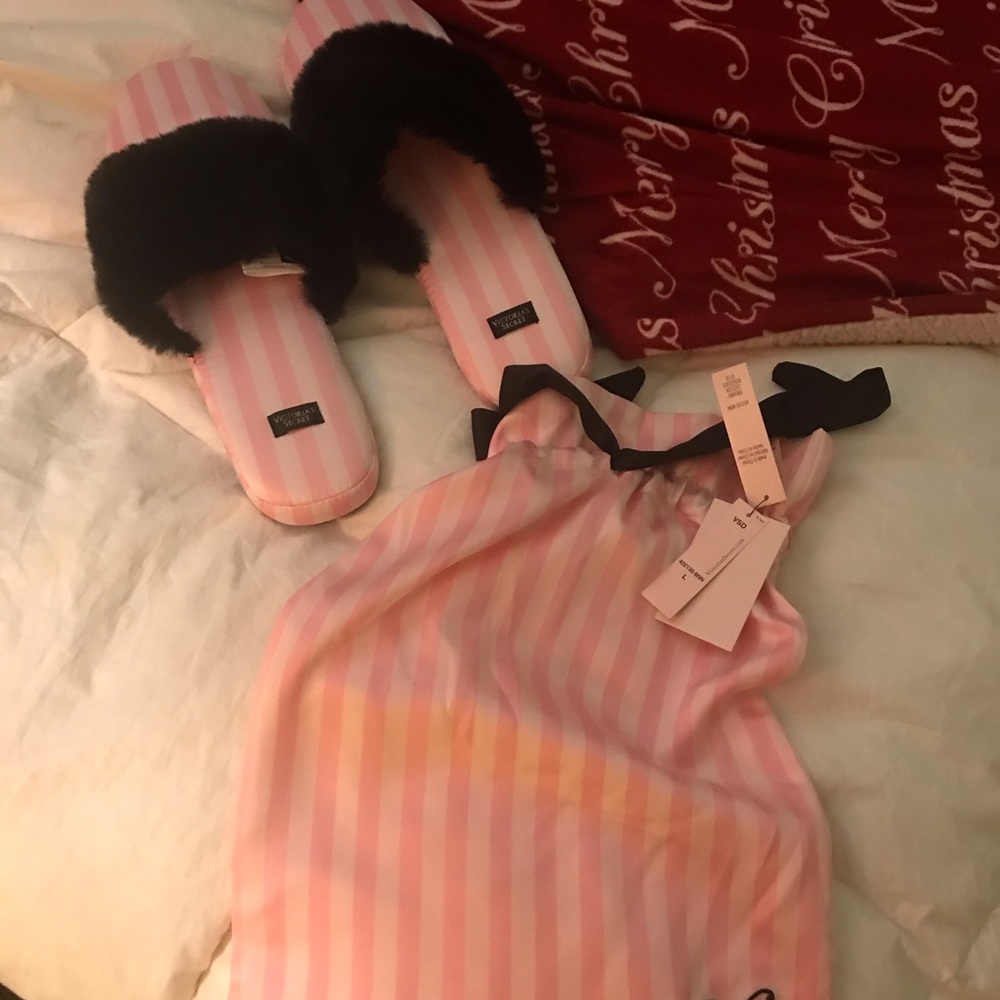 Brand new victoria secret slippers 💞💞💞